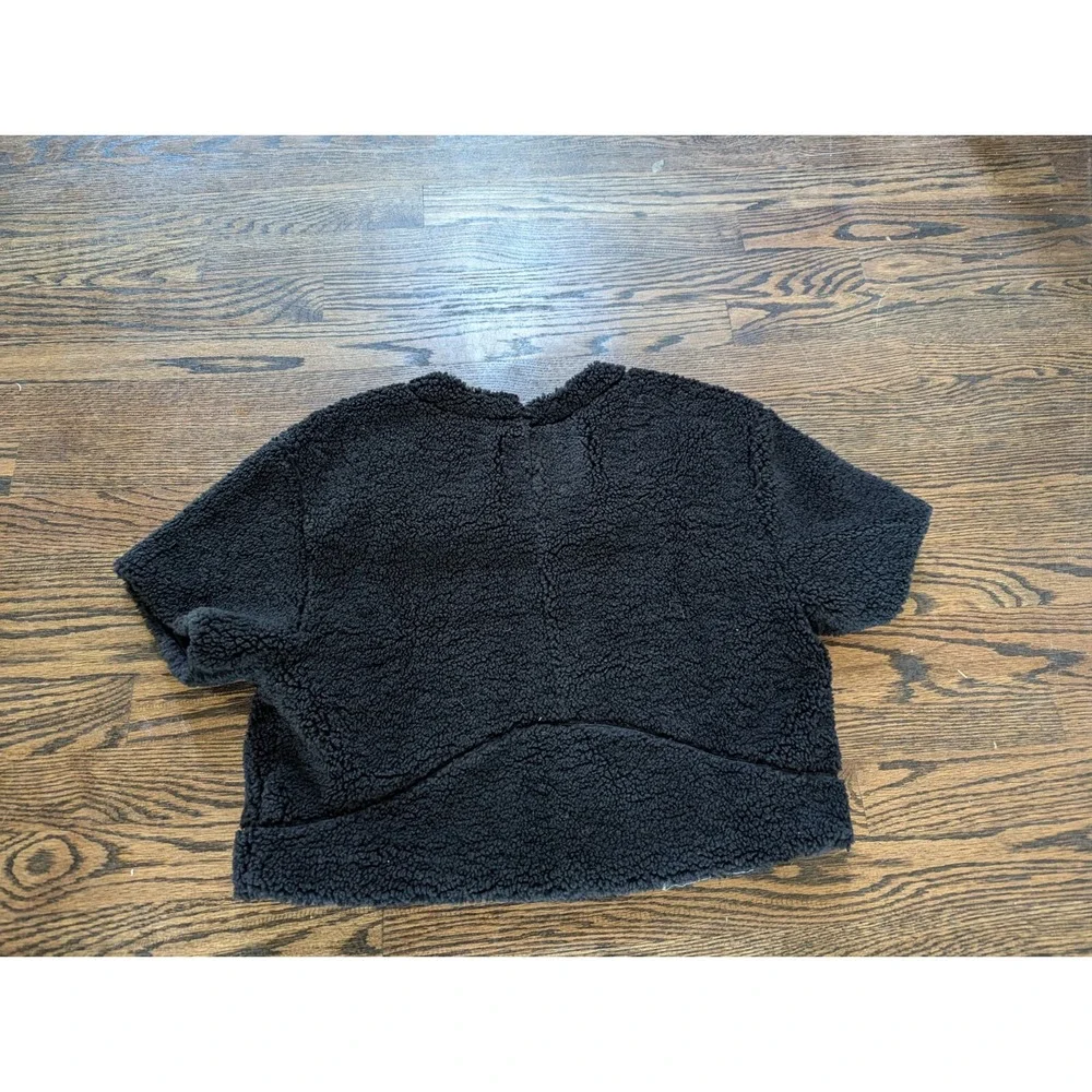 Lululemon Textured Embroidery Sherpa Cropped Black Short Sleeve Shirt Top Size 6